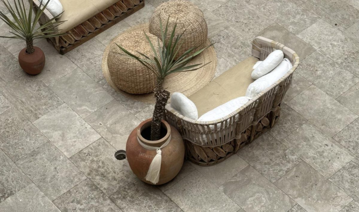 Couleurs et textures du travertin opus : choisir le bon style pour votre terrasse