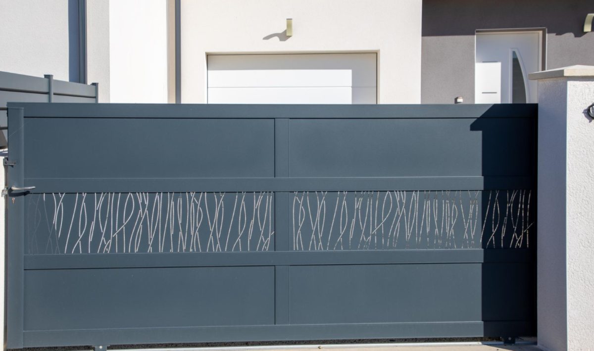 Transformez votre entrée avec une pose professionnelle d’un portail moderne et durable